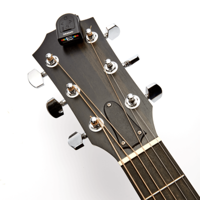 D'Addario Micro Headstock Tuner am Gitarrenkopf
